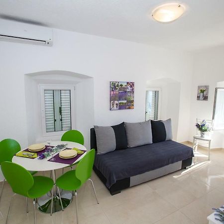Apartmani Cindric Karlobag Buitenkant foto