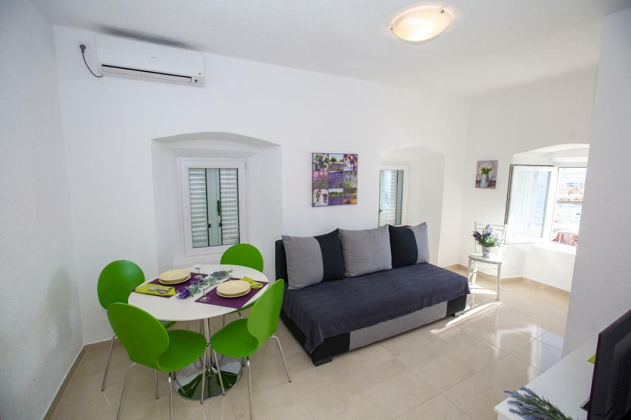 Apartmani Cindric Karlobag Buitenkant foto