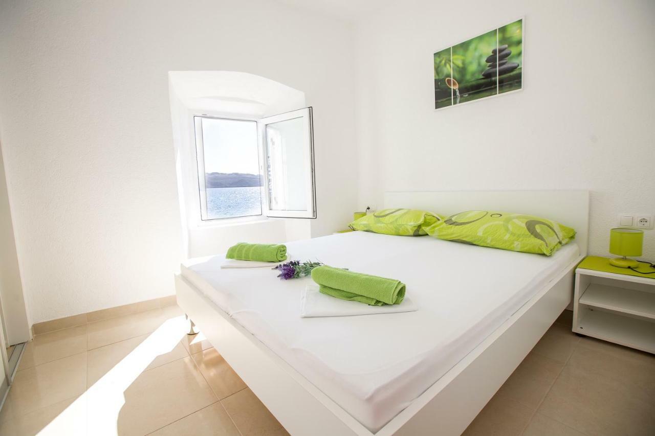 Apartmani Cindric Karlobag Buitenkant foto