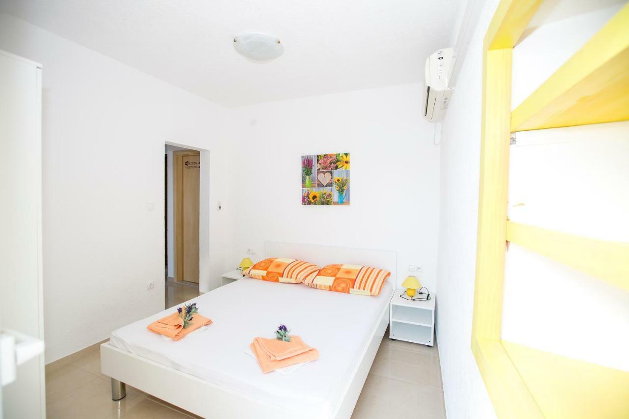 Apartmani Cindric Karlobag Buitenkant foto