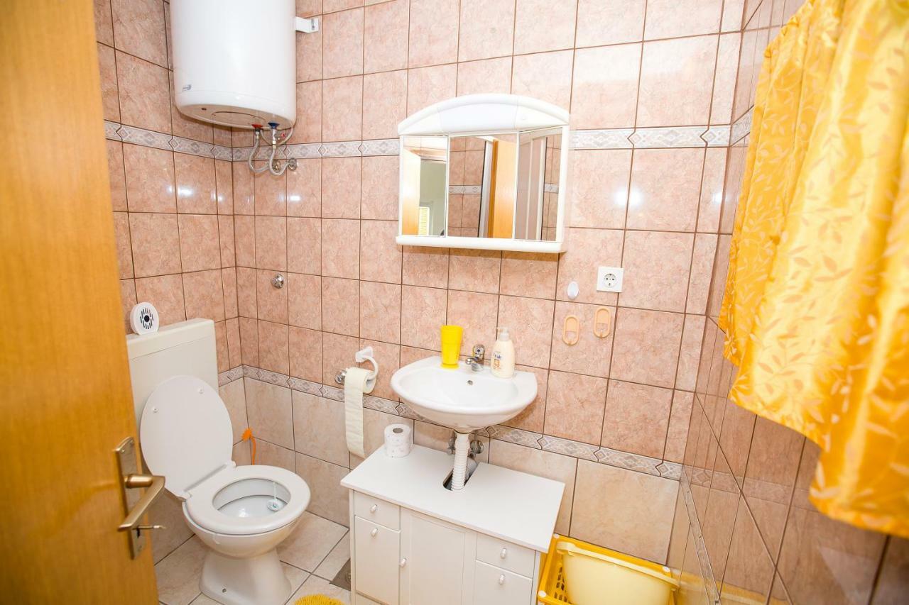 Apartmani Cindric Karlobag Buitenkant foto
