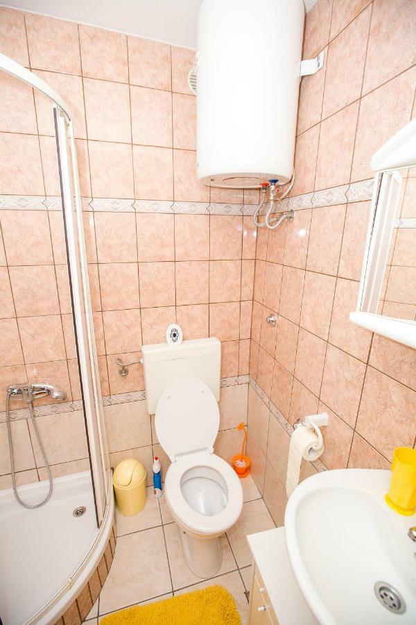 Apartmani Cindric Karlobag Buitenkant foto