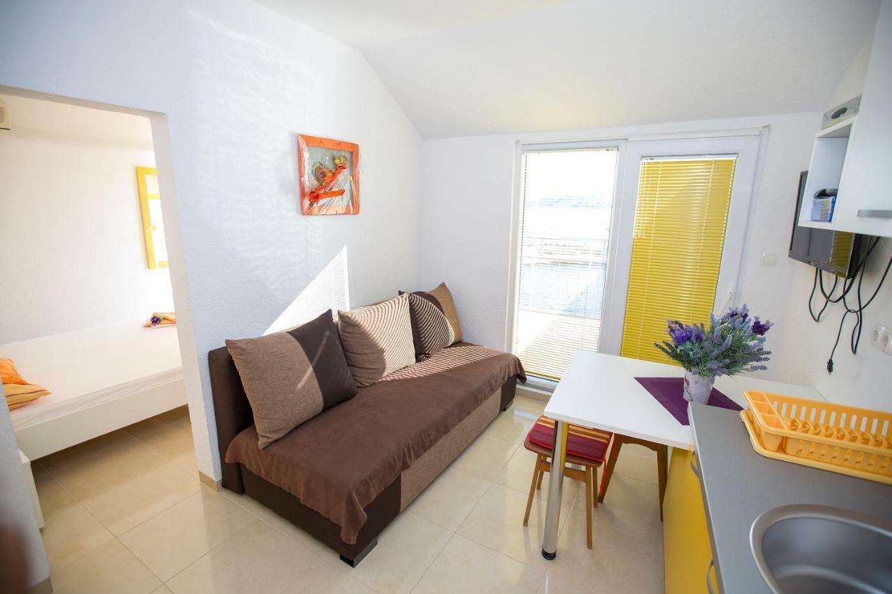 Apartmani Cindric Karlobag Buitenkant foto